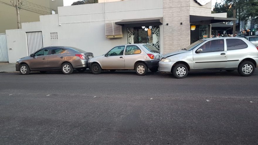 Quatro carros colidem no centro de Cascavel