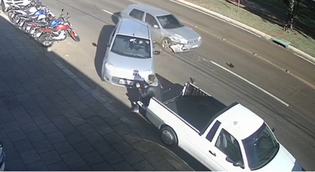 Sexto sentido? Homem quase é prensado por carros em colisão no Centro