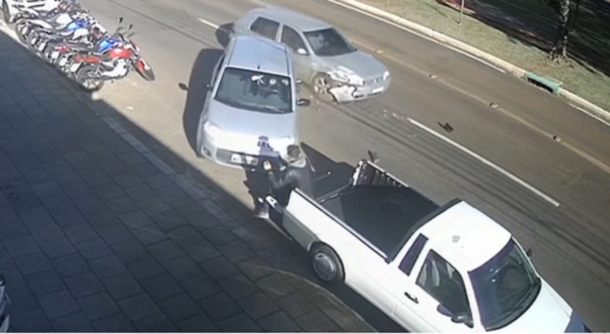 Sexto sentido? Homem quase é prensado por carros em colisão no Centro