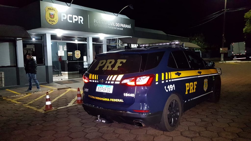 PRF apreende caminhão clonado e encaminha para a delegacia