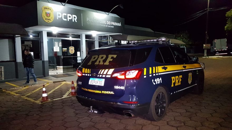 PRF apreende caminhão clonado e encaminha para a delegacia