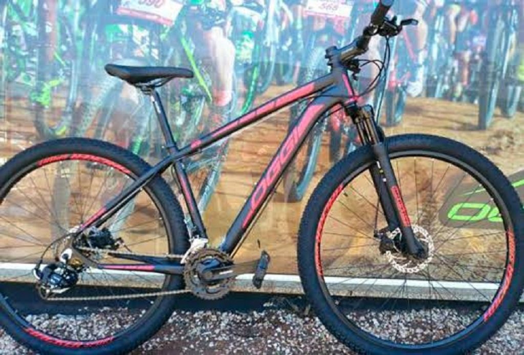 Bicicleta é furtada em estacionamento de mercado na JK e internauta tenta localizar