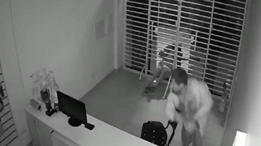 Imagens de câmeras de segurança registram ação de dois ladrões que arrombaram loja no Bairro Coqueiral