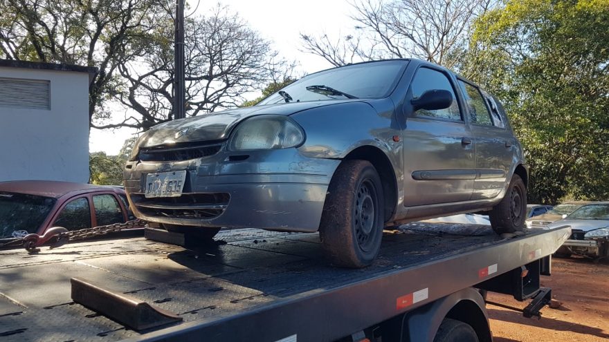 Carro furtado há quase um ano é localizado, abandonado, na Rua Altemar Dutra