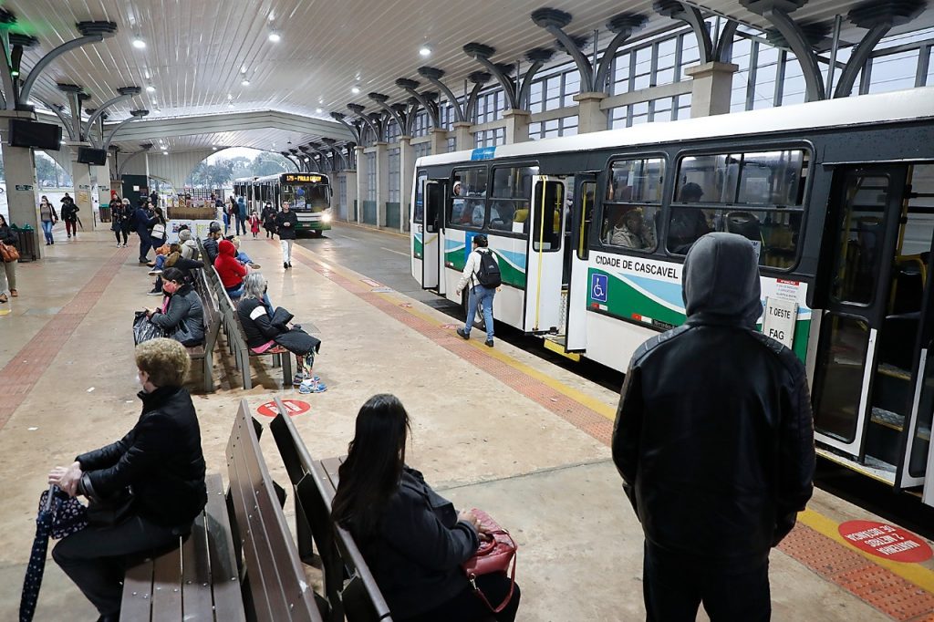 Mulher é vítima de furto em ônibus do transporte coletivo após empurra-empurra