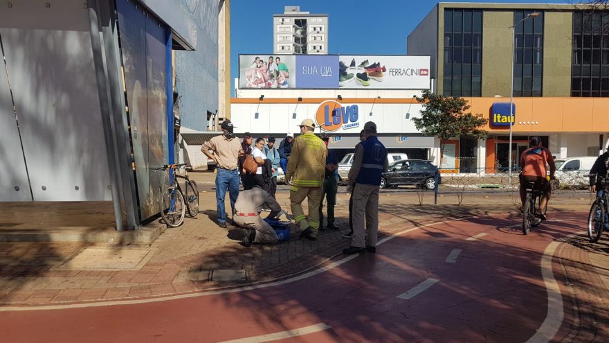Colisão entre três bicicletas deixa homem ferido na Avenida Brasil