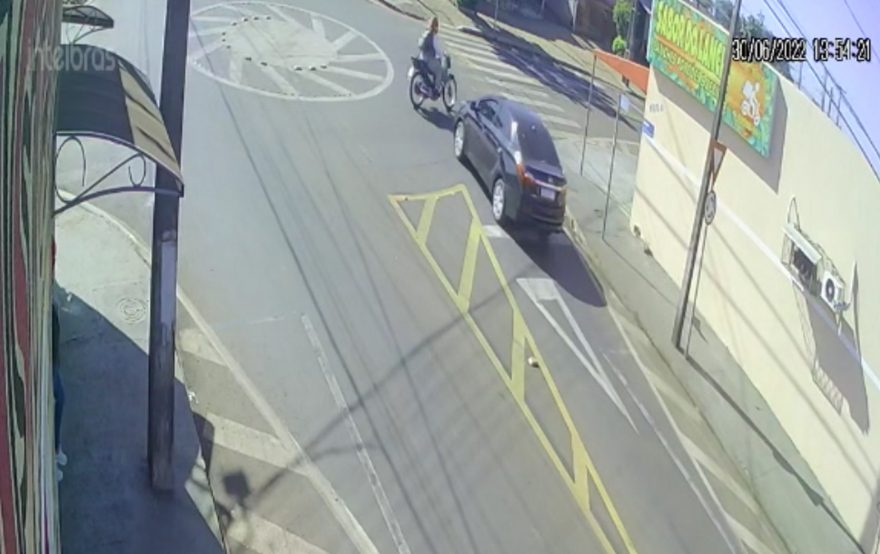 Vídeo mostra HB20 batendo contra moto e derrubando motociclista em rotatória