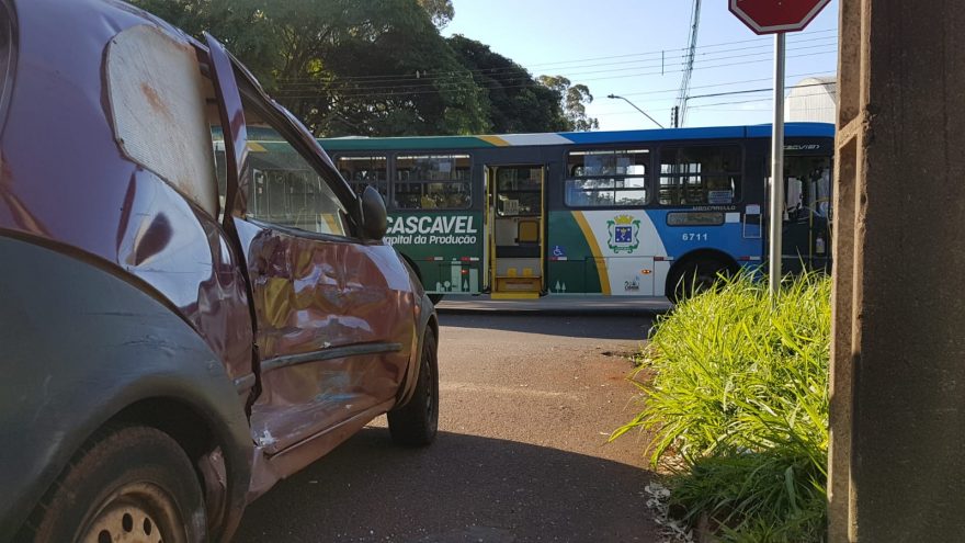 Ford Ka e ônibus coletivo se envolvem em colisão no Santo Onofre