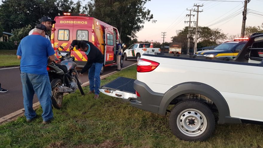 Bombeiros são mobilizados para atender acidente entre caminhão e moto na BR-277