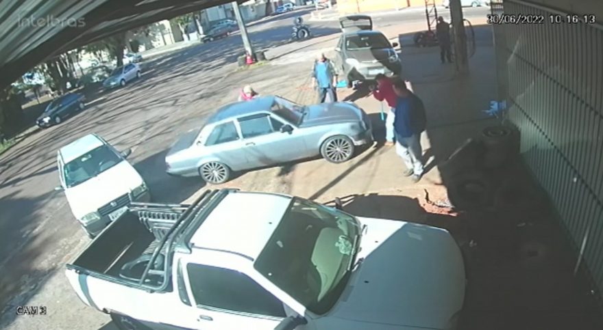 Condutor troca pneus, foge de borracharia e quase atropela popular