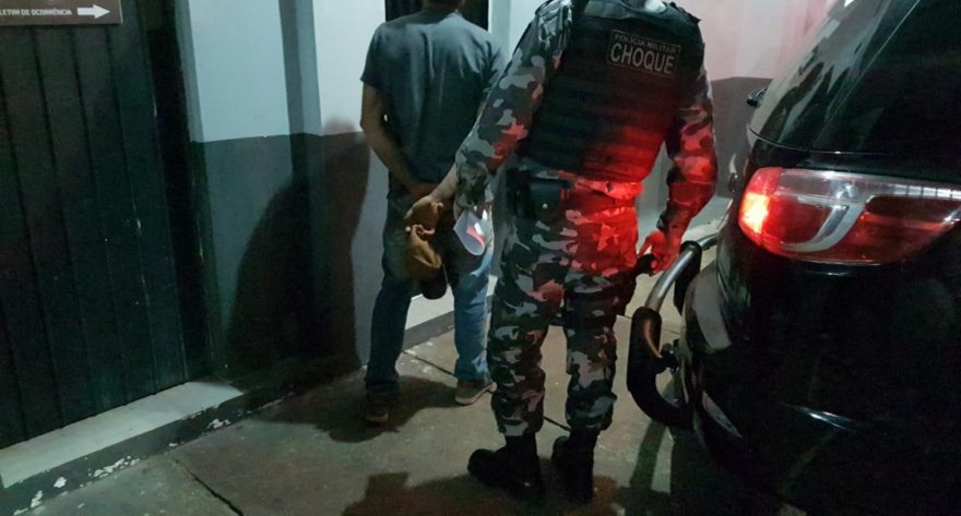 Homem com mandado de prisão em aberto é detido pelo Choque