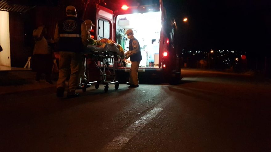 Idosa sofre queda e contusão na região do quadril