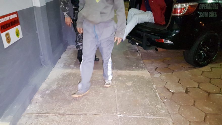 Dois indivíduos em posse de crack e cocaína são detidos pelo Pelotão de Choque, no Bairro Santa Cruz