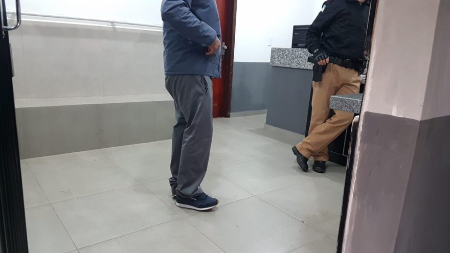 Homem liga para a PM afirmando ter um mandado de prisão em aberto contra ele mesmo