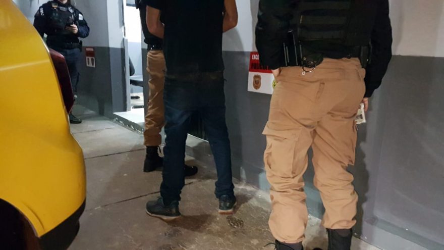 Indivíduo com mandado de prisão em aberto é detido pela Cavalaria na Av. Brasil