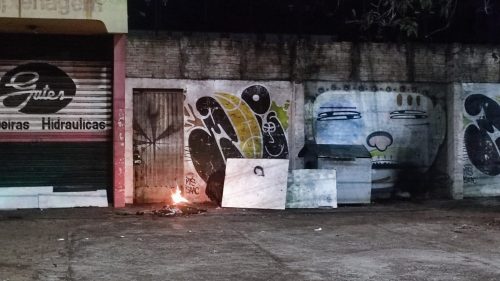 Morador de rua faz fogueira para se proteger do frio Imagem referente a Morador de rua faz fogueira para se proteger do frio