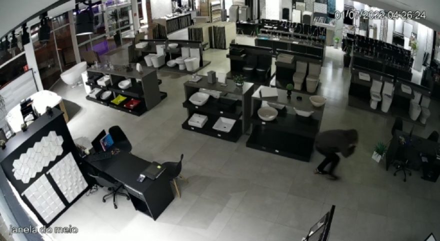 Câmeras registram ação de ladrão que arrombou estabelecimento no Centro para furtar celular