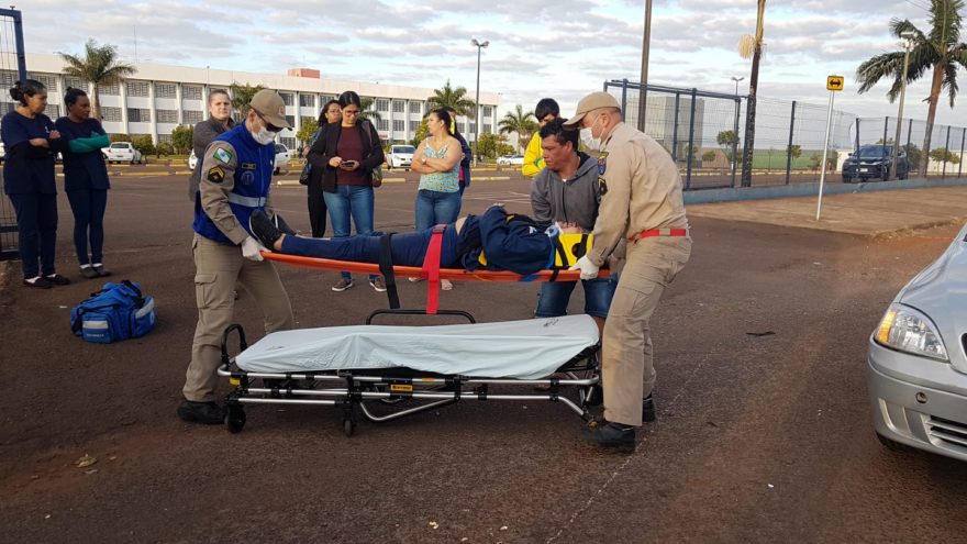 Ciclista fica ferida ao se envolver em acidente com carro na Região Oeste