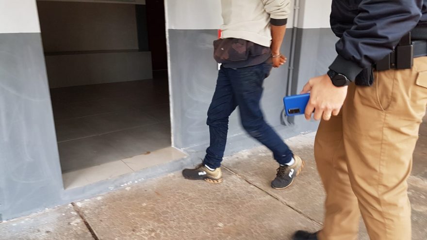 Homem que arrombou empresa durante a madrugada é detido pela Polícia Militar