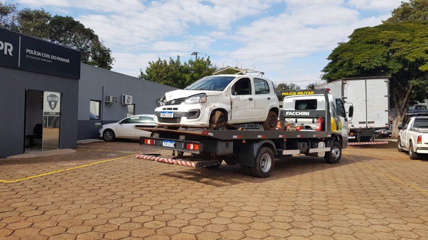 Ladrões batem carro furtado e o abandonam no Bairro Lago Azul