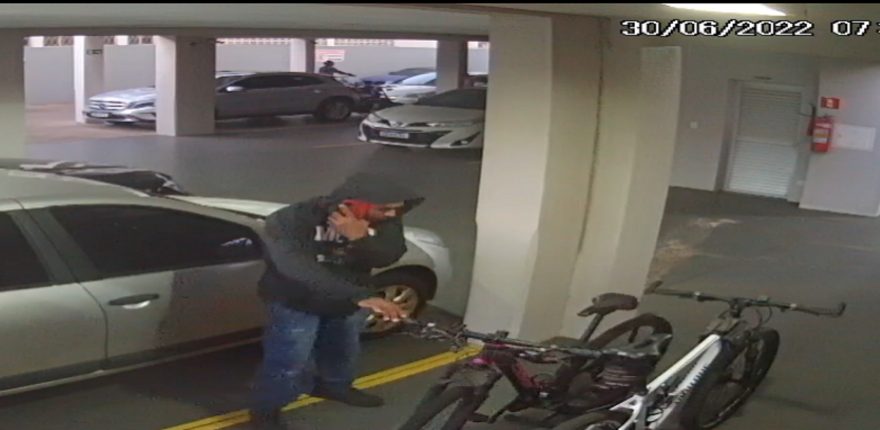 Vídeo: bandidos furtam duas bicicletas avaliadas em R$6 mil de garagem de condomínio