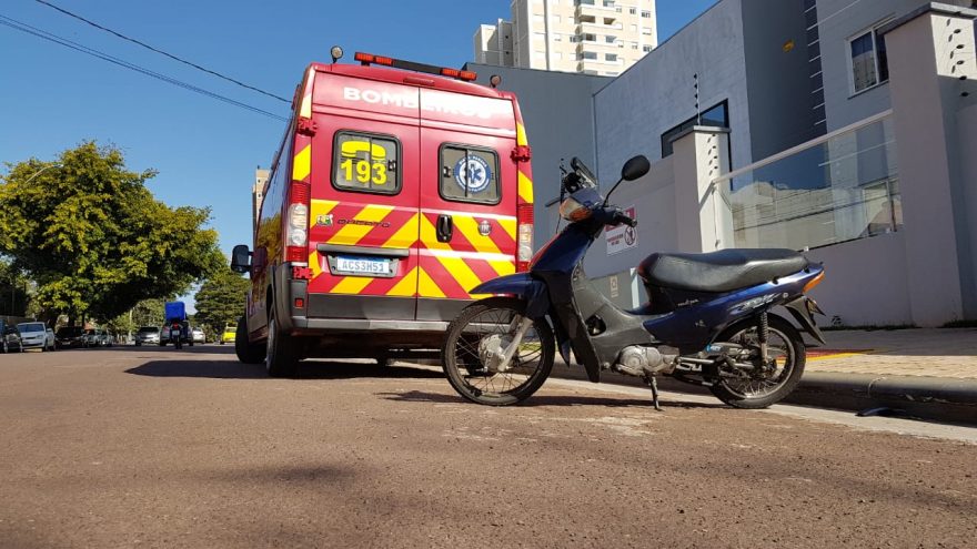Mulher é atendida pelos socorristas mas recusa encaminhamento após colisão