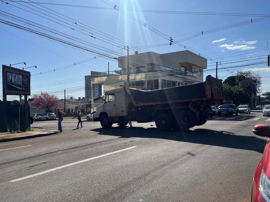 Caminhão e veículo batem em cruzamento no Centro