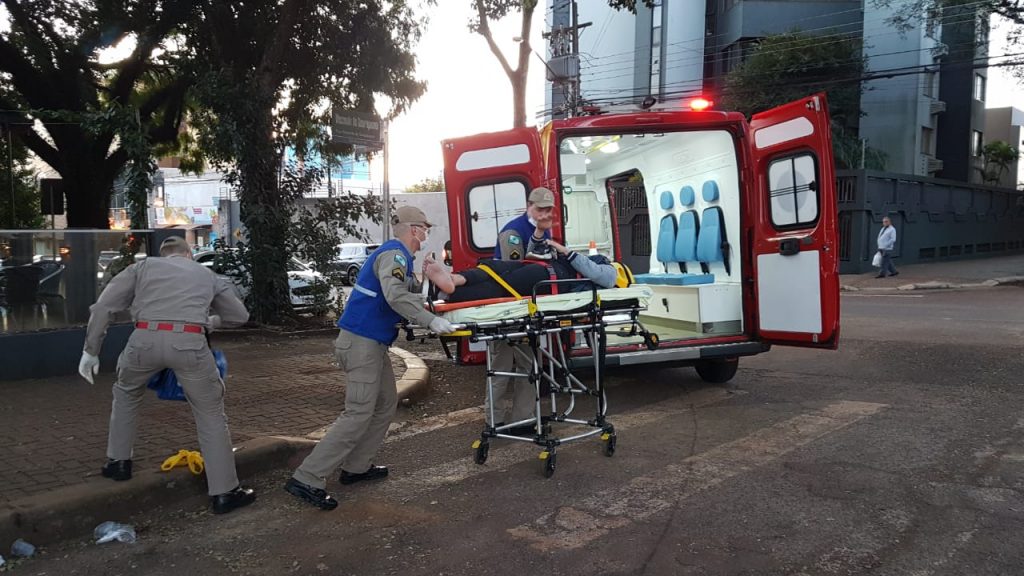 Jovem fica ferido em colisão no Centro