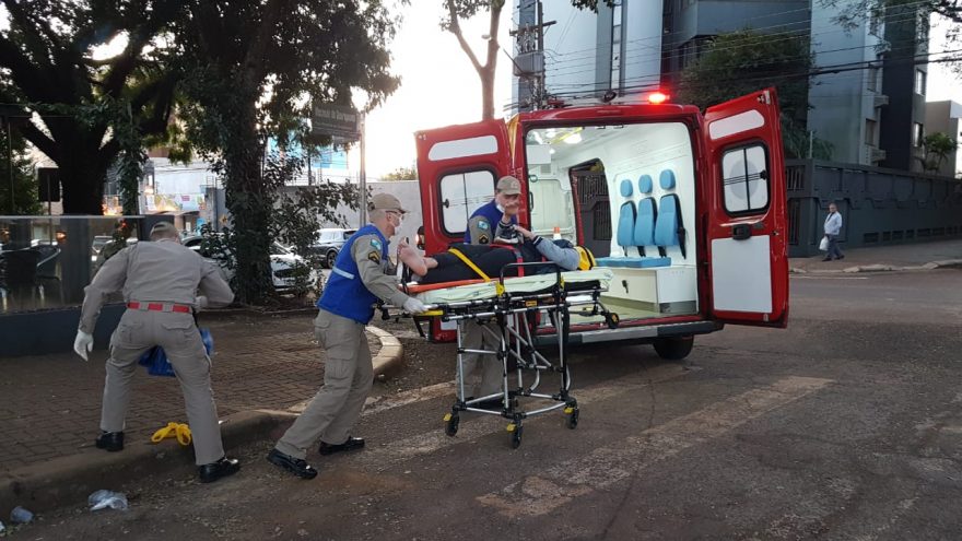 Jovem fica ferido em colisão no Centro