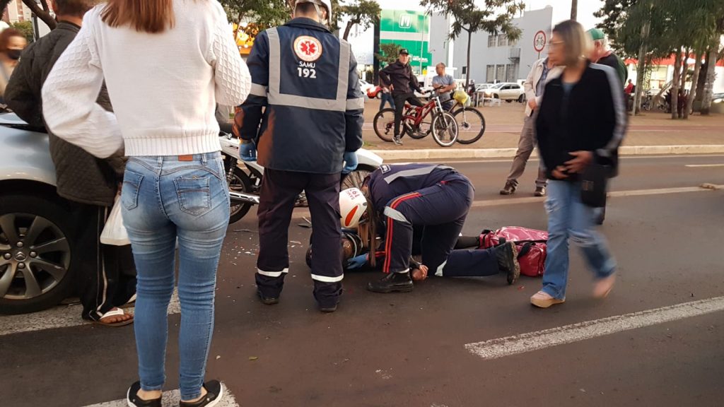Grave colisão envolvendo três veículos deixa mulher ferida