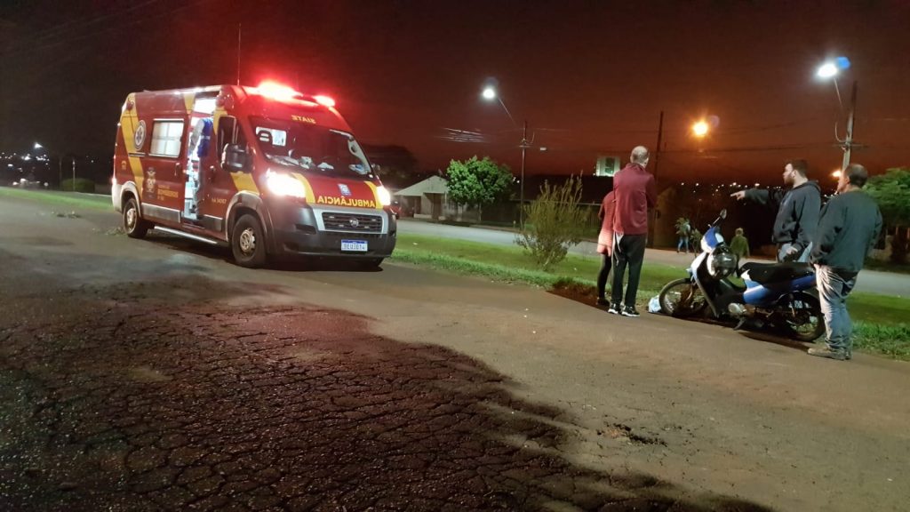 Dois jovens ficam feridos em acidente com motocicleta