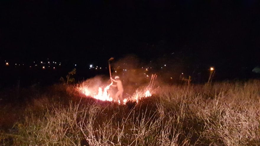 Grande incêndio em vegetação mobiliza Corpo de Bombeiros