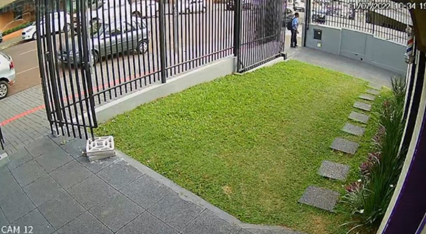 Câmera flagra mulher pegando celular que foi esquecido em mureta