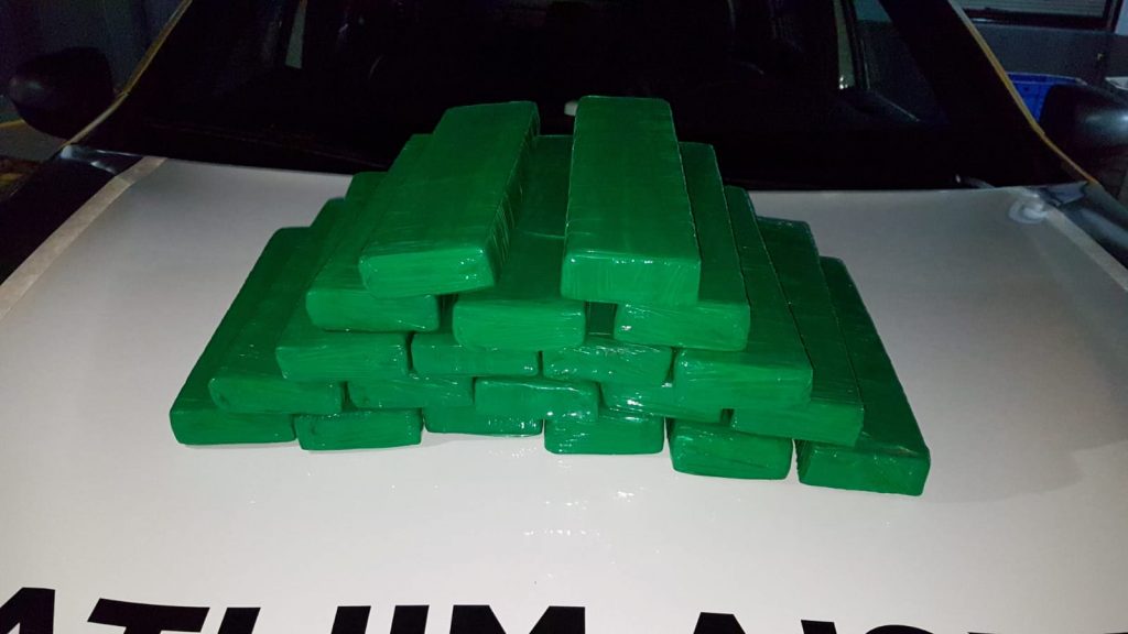 PM apreende quase 17 quilos de maconha em Corbélia e detidos são levados à delegacia de Cascavel