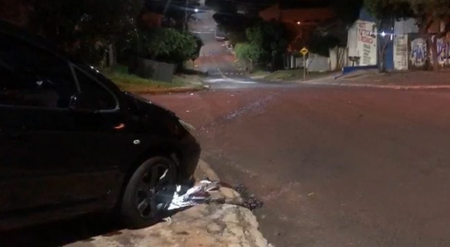 Ao passar quebra-molas, motorista perde controle de automóvel e para em calçada
