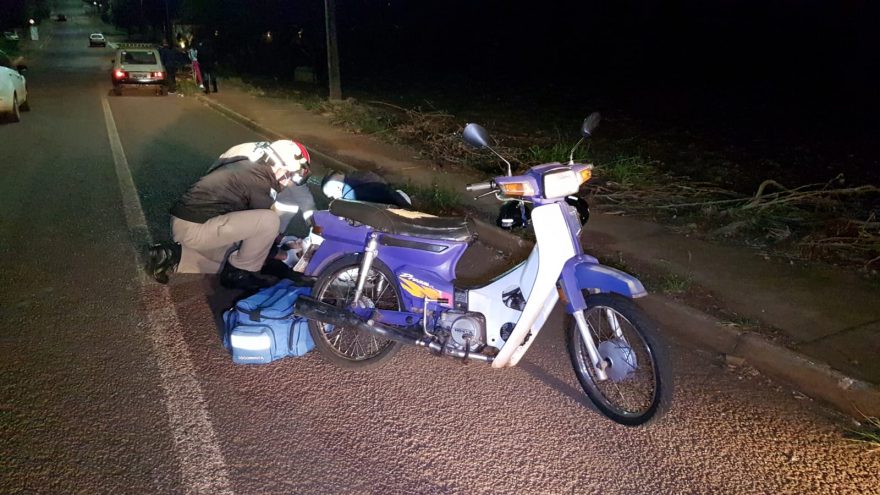Jovem fica ferida ao sofrer queda de moto no Bairro Santa Cruz