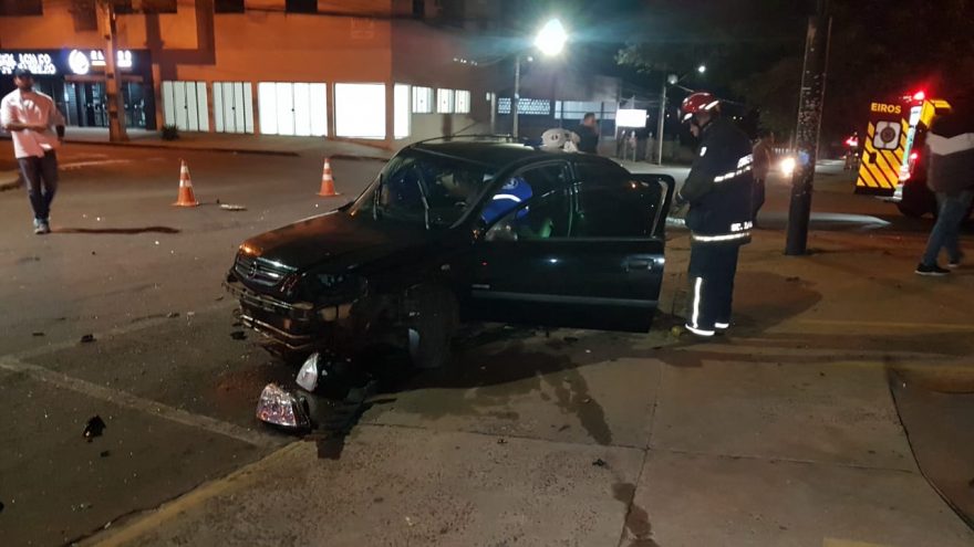 Forte colisão entre dois carros deixa quatro pessoas feridas no Bairro São Cristóvão