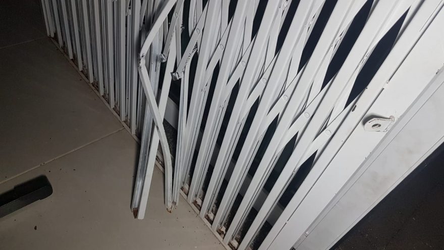 Ladrões estouram grade de comércio e furtam dinheiro do caixa
