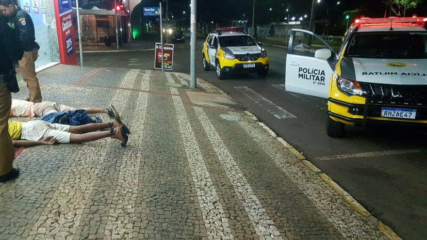 Polícia Militar realiza abordagem a dois indivíduos após confusão, no centro