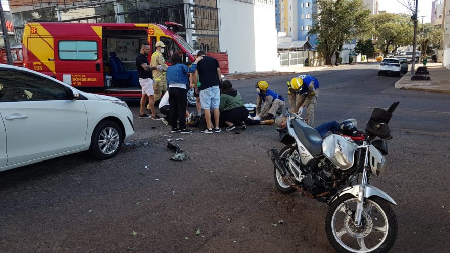 Motociclistas ficam feridos em acidente entre duas motos no Centro