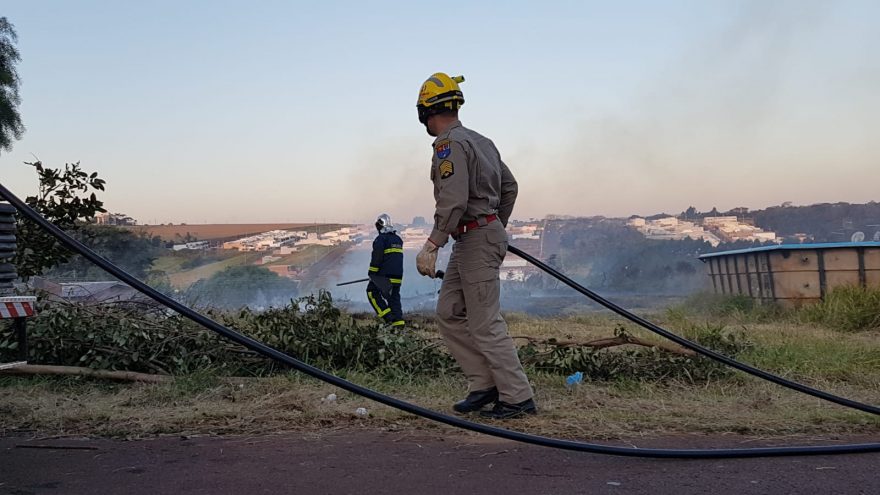 Bombeiros combatem incêndio ambiental no Universitário