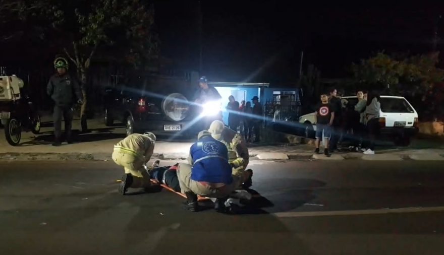 Motociclista fica ferido ao se envolver em acidente no com bicicleta no Cascavel Velho