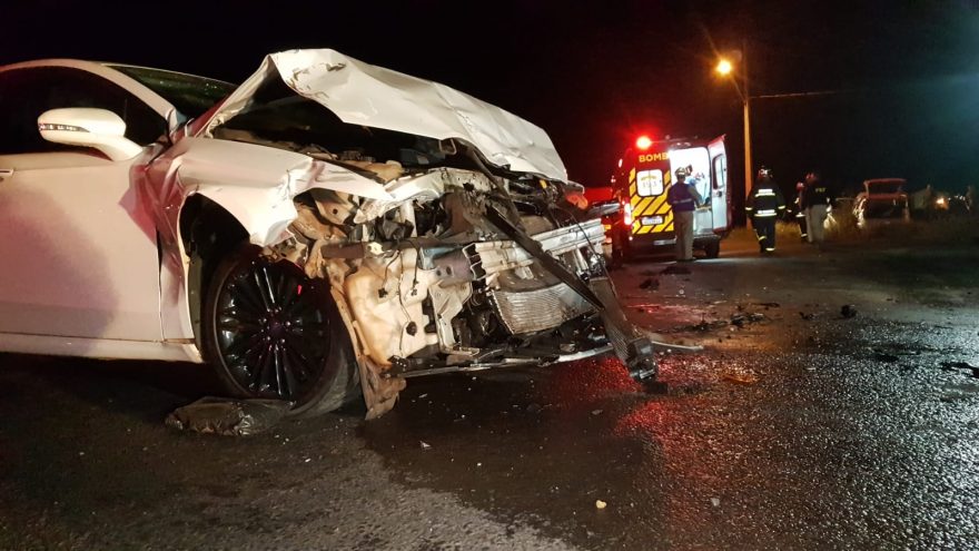 Forte colisão de trânsito deixa três pessoas feridas na BR-467