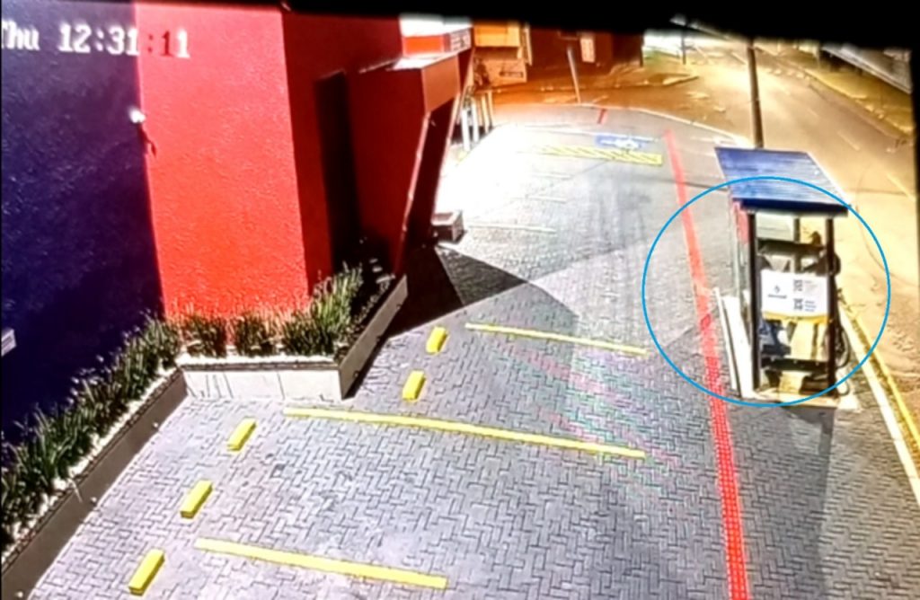 Homem armado agride vítima e rouba celular na Rua Jacarezinho