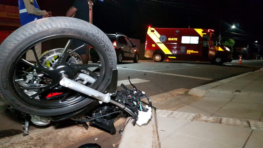 Jovem motociclista fica ferido ao colidir na lateral de carro no Claudete
