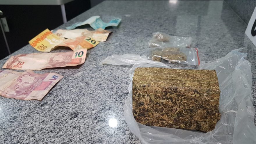 Detido pela Cavalaria, homem saía para vender drogas e deixava os três filhos menores sozinhos em casa