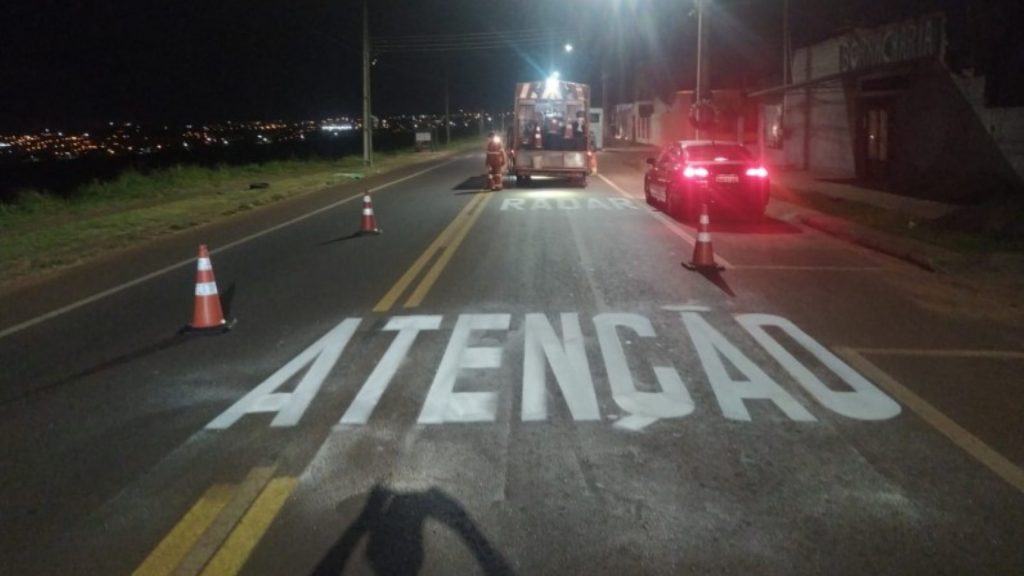 Prefeito determina sinalização horizontal em todos os pontos de instalação de radares Prefeito determina sinalização horizontal em todos os pontos de instalação de radares