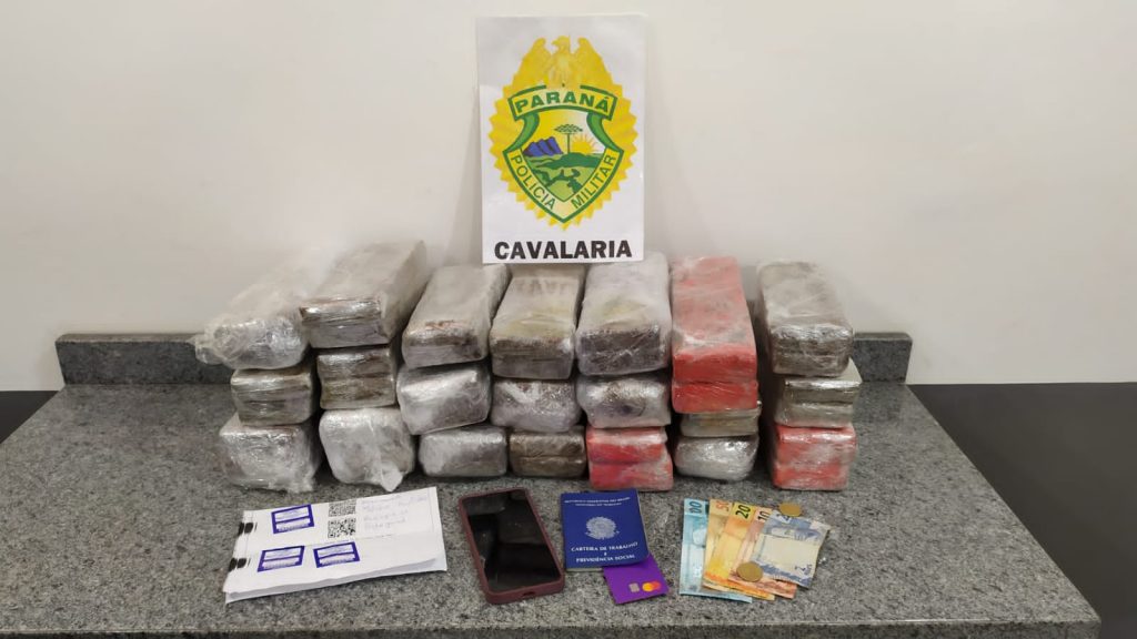 PM detém traficante e apreende 25 kg de maconha na Rodoviária de Cascavel PM detém traficante e apreende 25 kg de maconha na Rodoviária de Cascavel