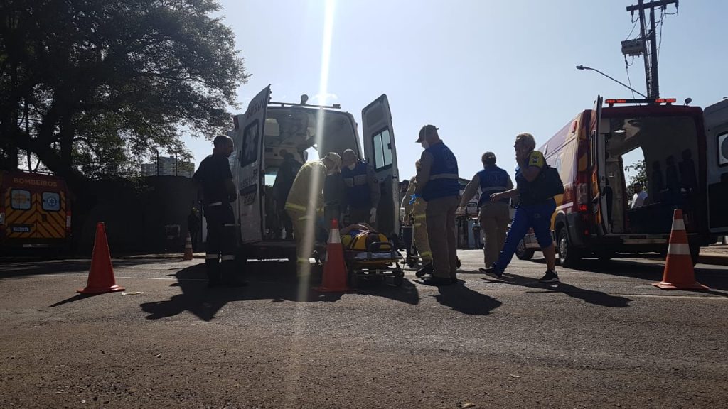 Corolla e ambulância se envolvem em forte batida no Centro de Cascavel; sete pessoas foram atendidas Corolla e ambulância se envolvem em forte batida no Centro de Cascavel; sete pessoas foram atendidas