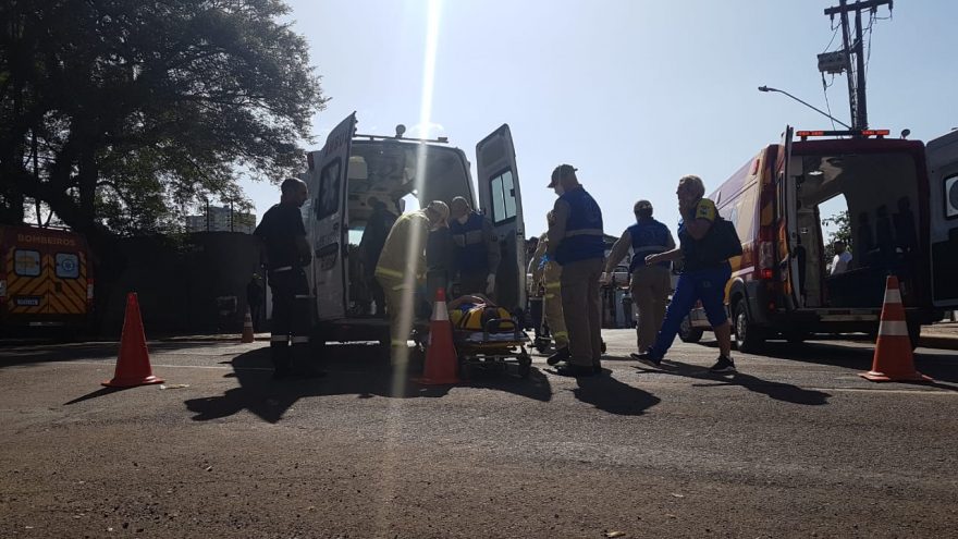 Corolla e ambulância se envolvem em forte batida no Centro de Cascavel; sete pessoas foram atendidas